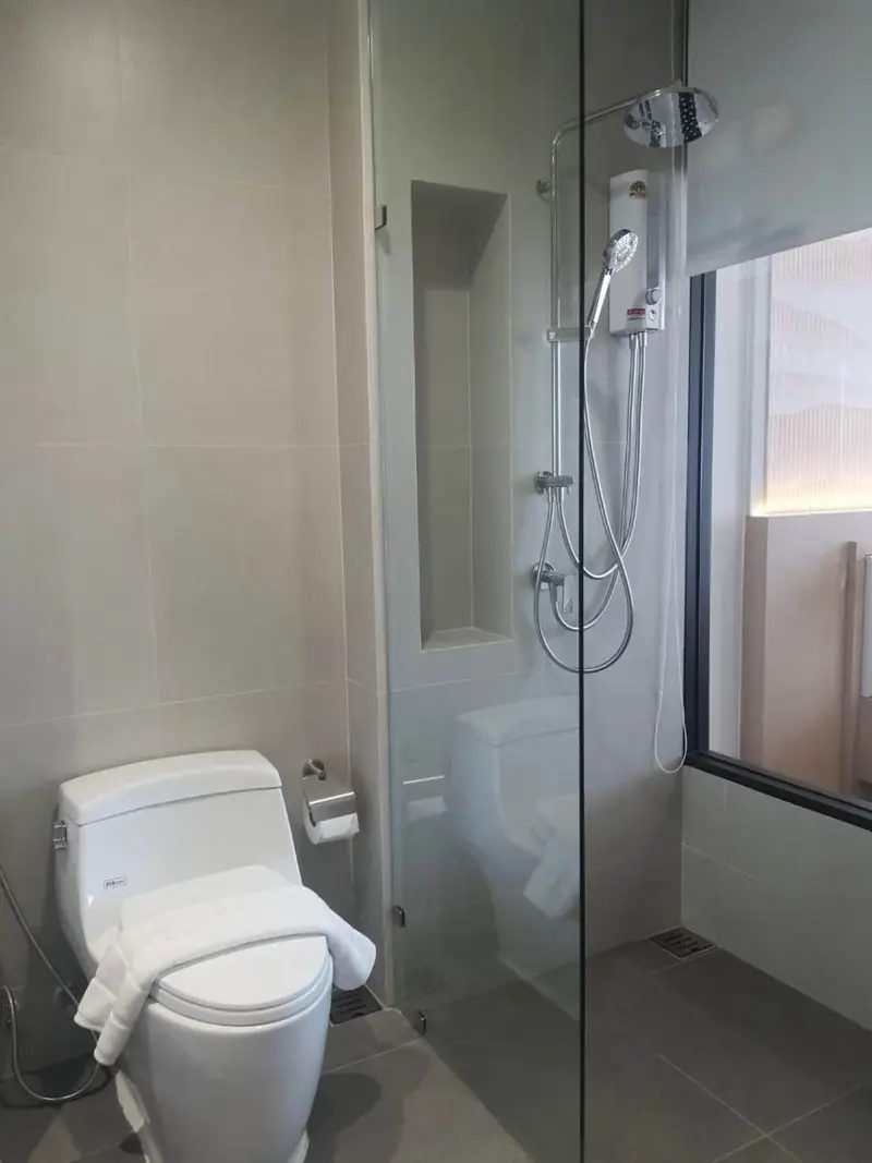 Bathroom with a toilet and a glass-screened shower